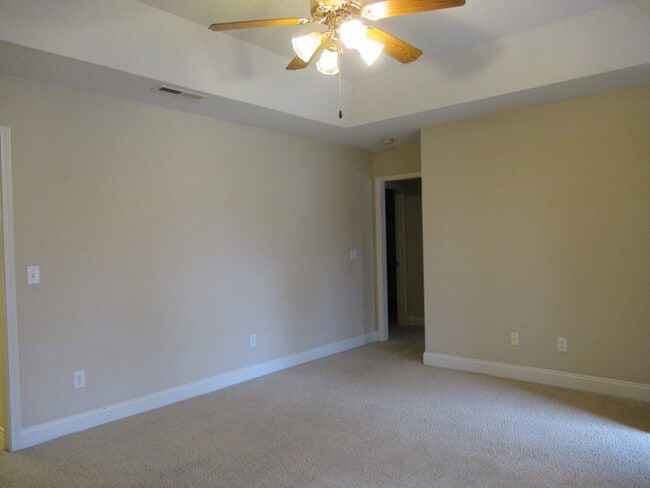 Building Photo - 3760 Beacon Dr