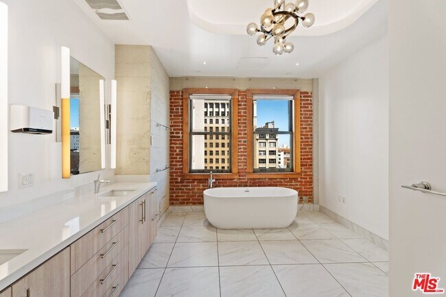Building Photo - 808 S Broadway