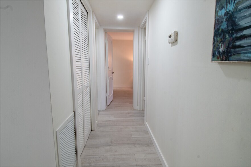 Building Photo - 5 High Point Cir W