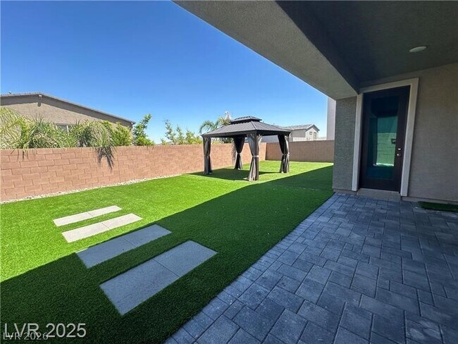 Building Photo - 9565 Camelback Crk Dr