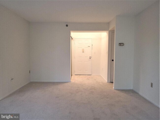 Building Photo - 15100 Interlachen Dr