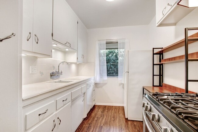 Building Photo - 1047 2nd St