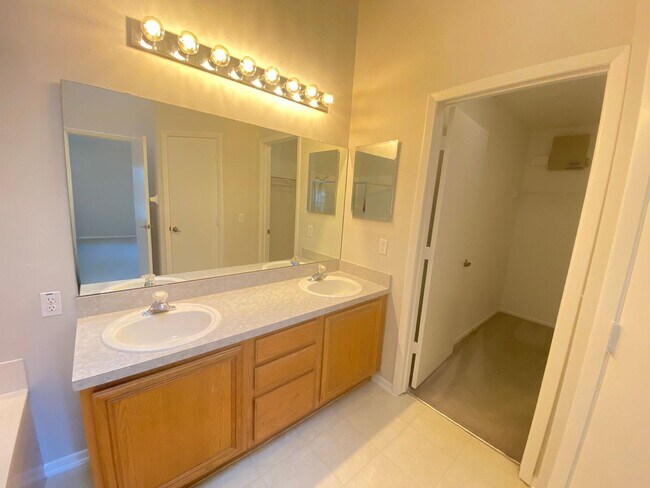 Building Photo - Lake Mary!  Ready to Move in!! Spacious 4/...