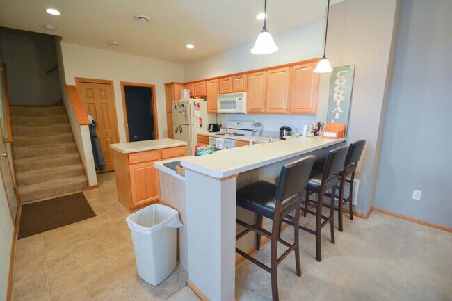 Building Photo - Beautiful Crimson Ridge townhome!