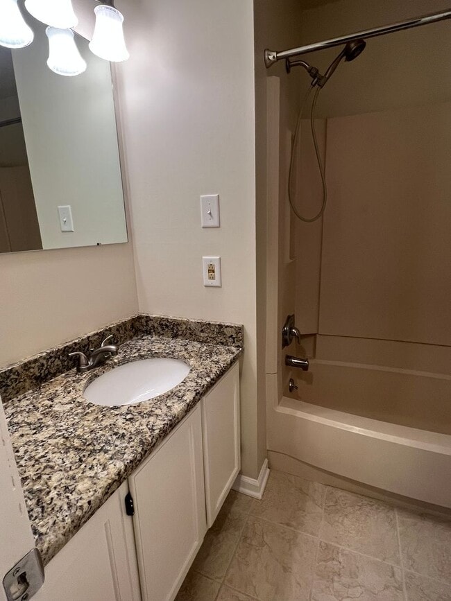 Building Photo - 2 bedroom, 2.5 bath townhome in Pike Creek