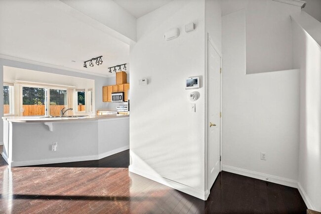 Building Photo - Modern 4-Bedroom Home with 5-Piece Primary...