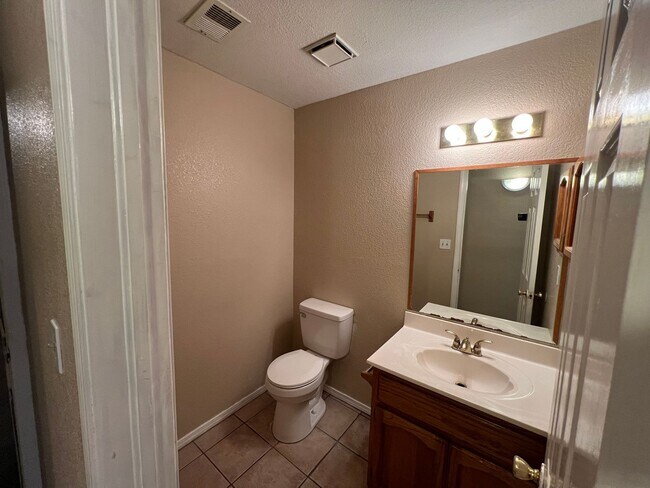 Building Photo - Incredible 4 bedroom, 2 1/2 bath home in East El Paso!!