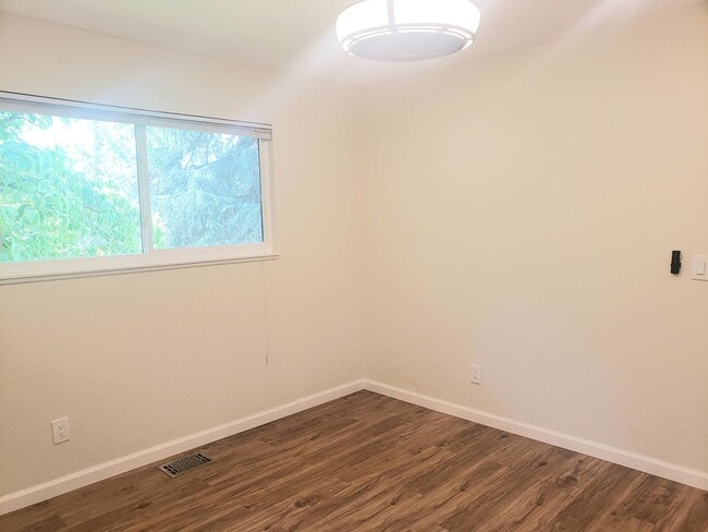 Building Photo - Updated Home in Old Town Auburn