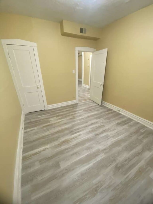 Building Photo - 5952 W Roosevelt Rd