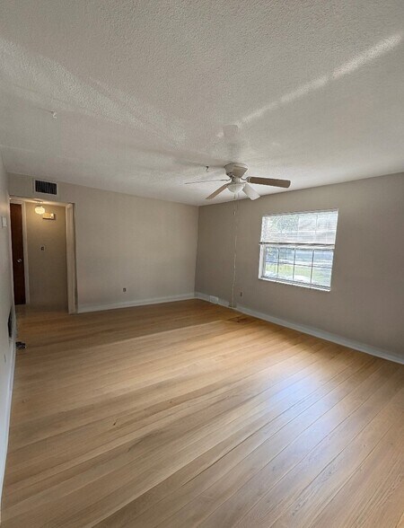 Spacious living room - 149 New York Ave