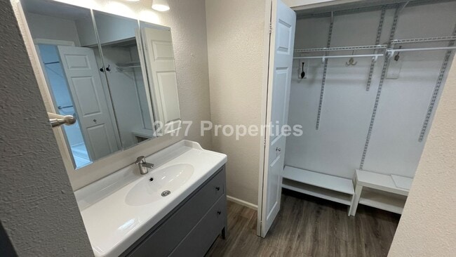 Building Photo - Lovely 2 BD | 2 BA Condo with Balcony - We...