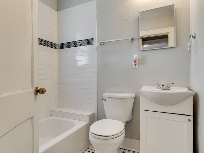 Building Photo - Updated DUPLEX + Minutes away from The Plaza, Paseo, Midtown, Uptown District!