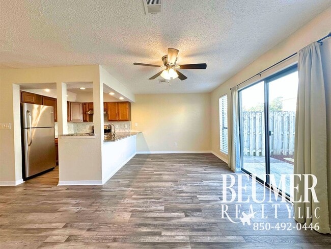 Building Photo - Townhome located minutes from beaches and NAS