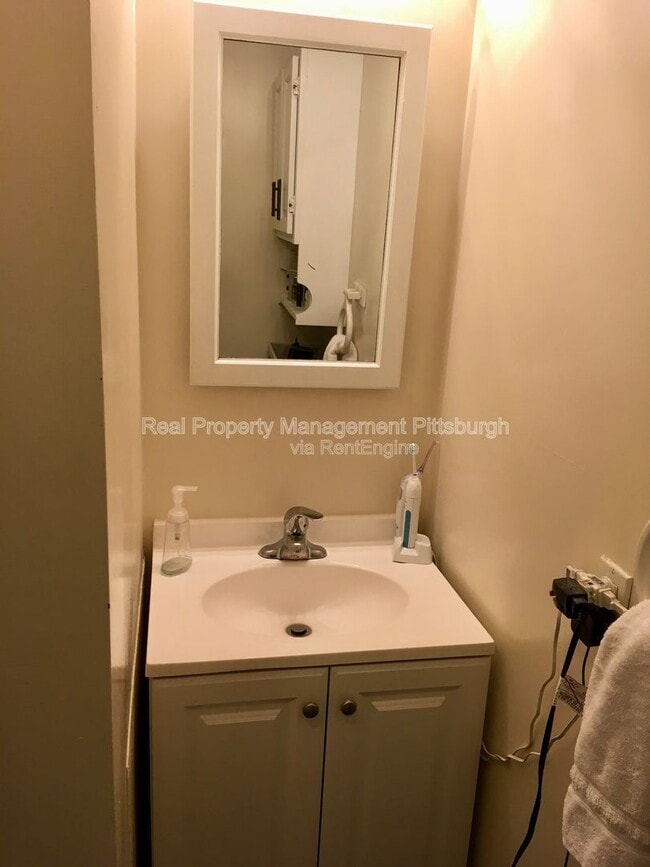 Building Photo - 606 S Mathilda St