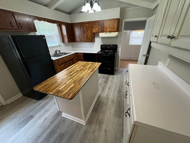 Building Photo - For Lease - 3 Bed, 1 Bath, 1350 Sqft, 0.27...