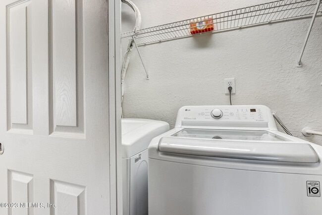 Building Photo - 13700 Richmond Park Dr N