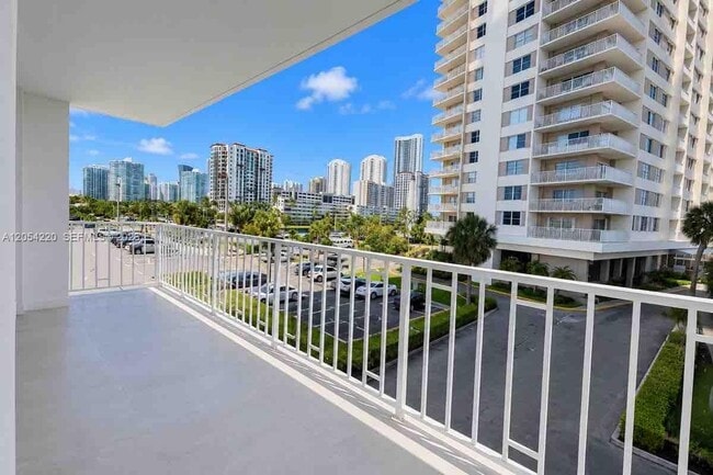 Building Photo - 500 Bayview Dr
