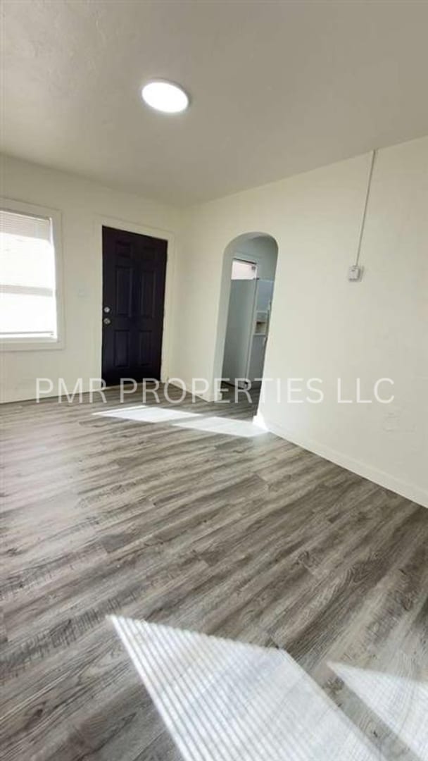 Building Photo - 2 Bedroom/ 1 Bathroom- House