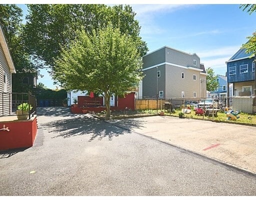 Building Photo - 71 Oak St