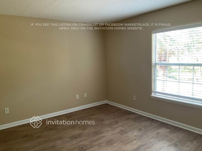 Building Photo - 204 Hidden Lake Dr