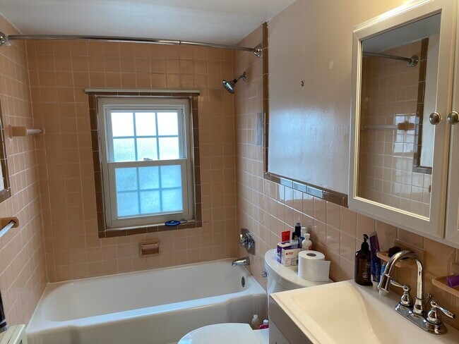 Building Photo - 11 Woodbury St