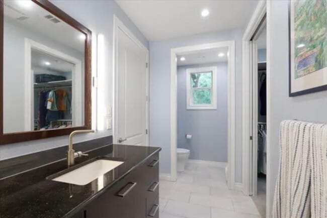 Building Photo - 203 Hi Cir W