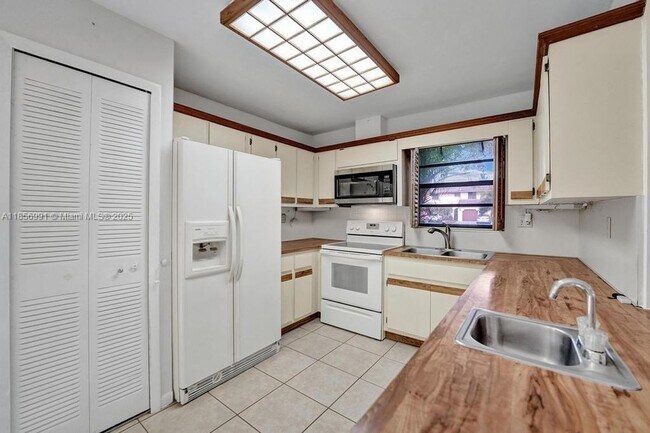Building Photo - 9540 Sevilla Ln