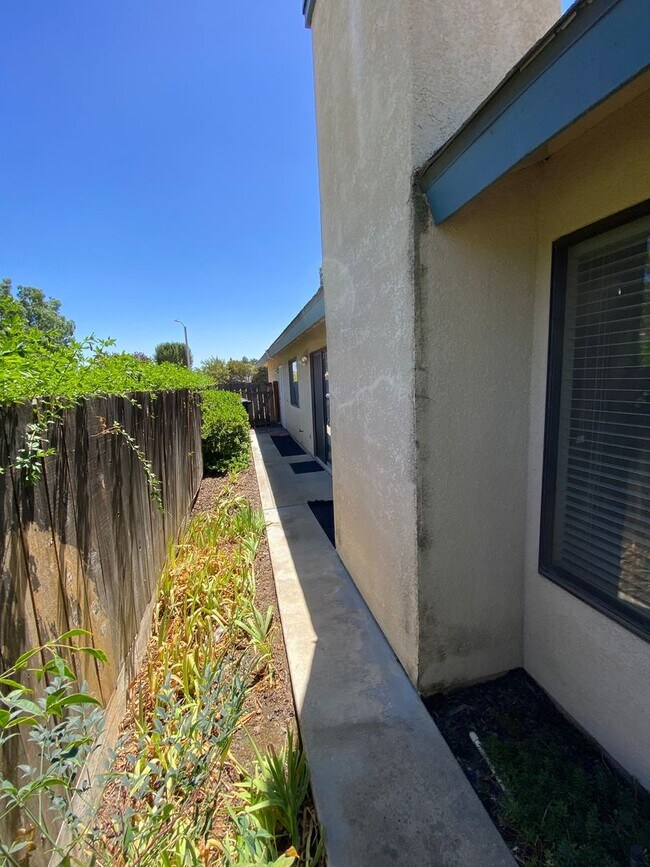 Building Photo - 1348 E Ferguson Ct