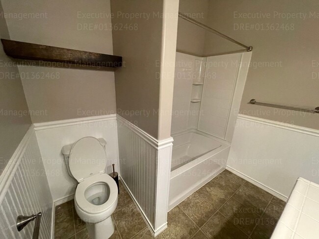 Building Photo - 4 bedrooms/ 2 bathrooms, with a patio.