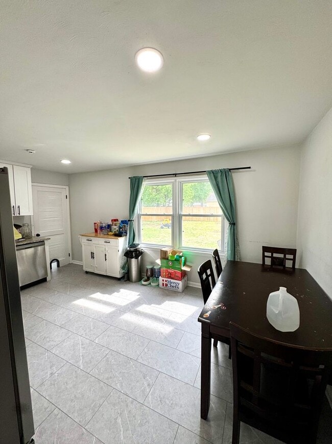 Building Photo - 4 bed 2 Bath Home for Rent in Portsmouth!