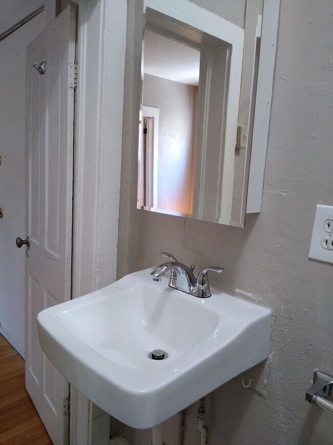 Building Photo - Top Floor 1 Bedroom in Historic Capitol Hill