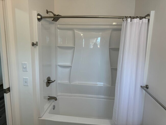Building Photo - Updated 3 bedroom 2 bathroom duplex in his...