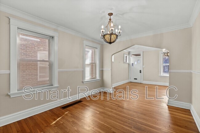 Building Photo - 5065 Lindenwood Ave