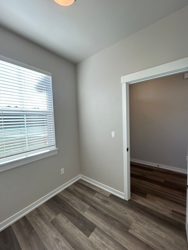 Building Photo - MOVE IN SPECIAL- Stylish 2BR + Office Duplex in SE Bend – Garage & Smart Home Perks