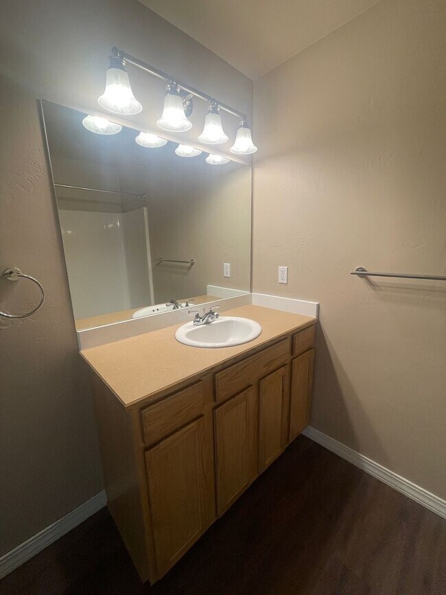 Building Photo - Freshly Remodeled 3 bed 2 Bath Townhome