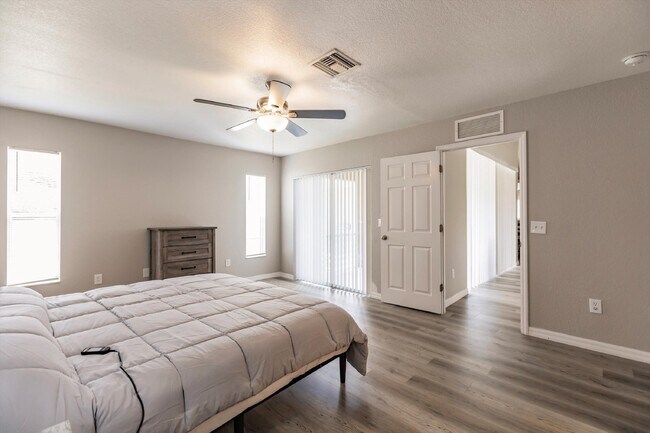 Building Photo - "Charming 3-Bedroom Home with 2 Full Baths and Spacious 2537 Sq Ft in North Port, FL!"