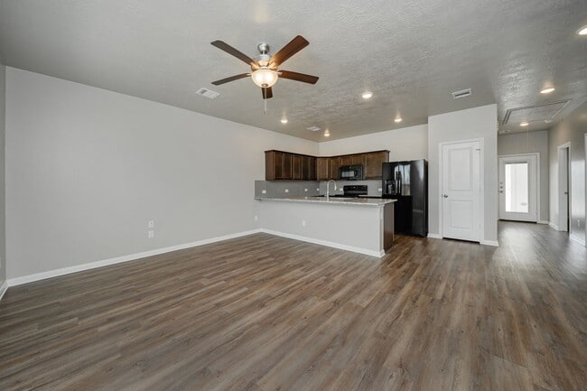 Building Photo - Bright & Cozy Townhome