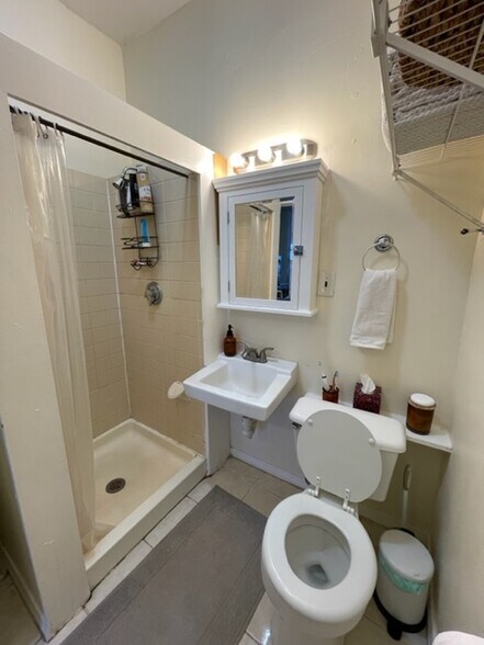 Building Photo - 40 Anderson St