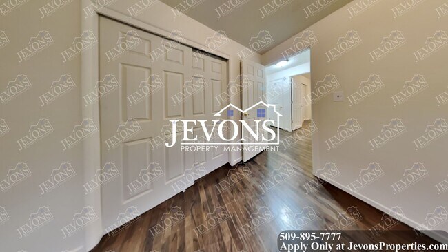 Building Photo - 50% off on the first full month's rent if the move-in occurs by 5/31.