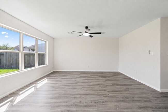 Building Photo - 9006 Sasson Blvd