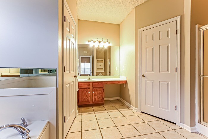 Building Photo - 2318 Redwood Dr