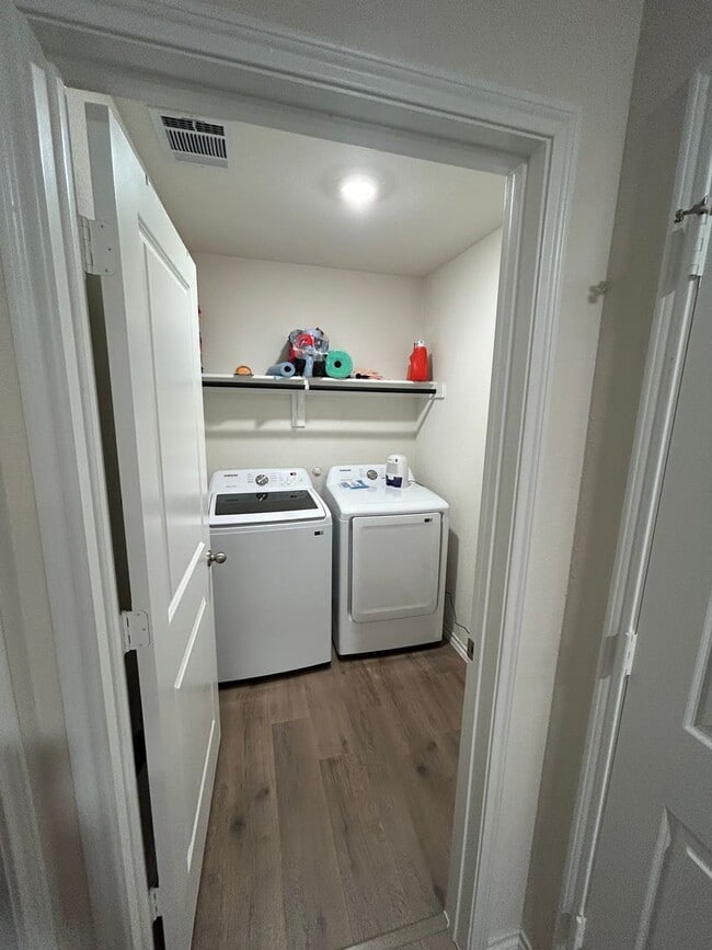 Building Photo - 3 Bedroom 2 Bath