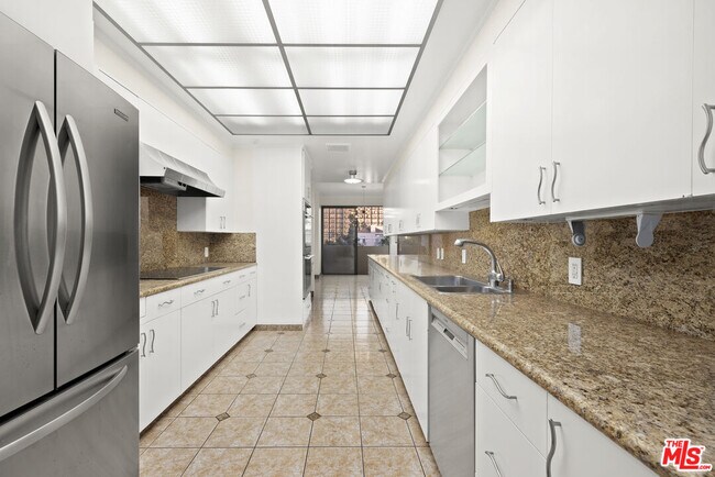 Building Photo - 325 N Oakhurst Dr