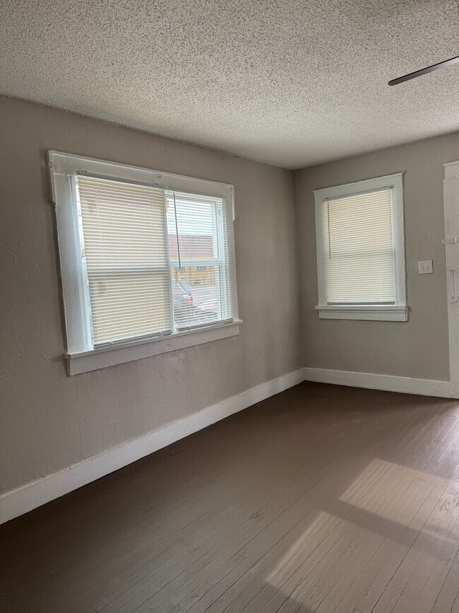 Building Photo - 702 N Buchanan St