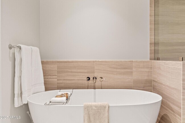 Building Photo - 5000 N Camelback Rdg Dr