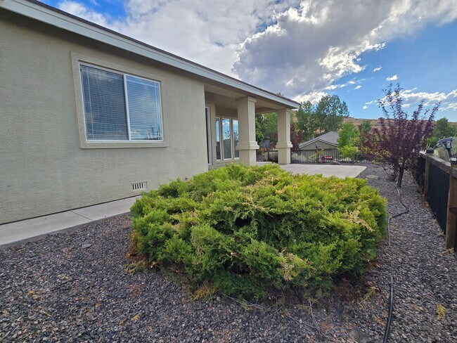 Building Photo - Beautiful single story home with over 1600...