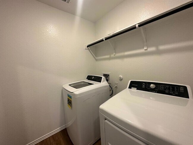 Building Photo - 121 Seminole Dr