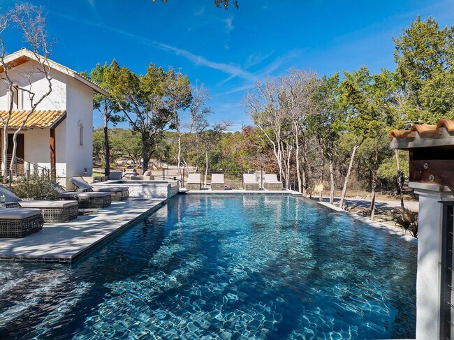 Building Photo - 2701 Bumble Bee Dr