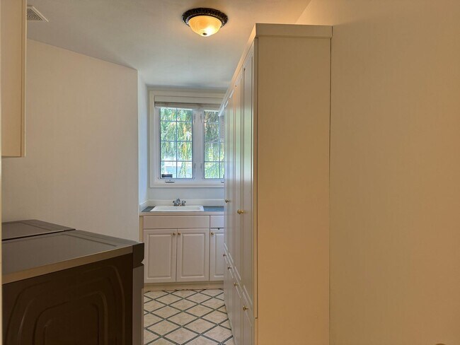Building Photo - 27171 SE 25th Pl