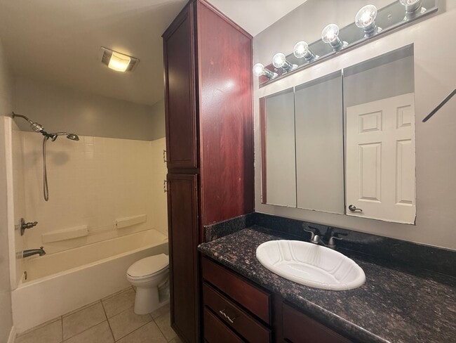 Building Photo - Beautiful 4B/2BA Top Floor Corner Unit wit...